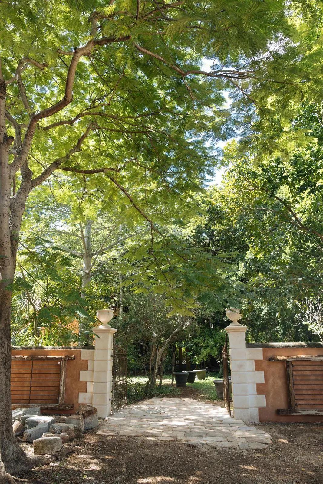 La entrada del estacionamiento al jardín