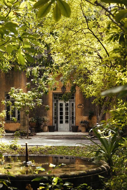 Estanque con la casa al fondo