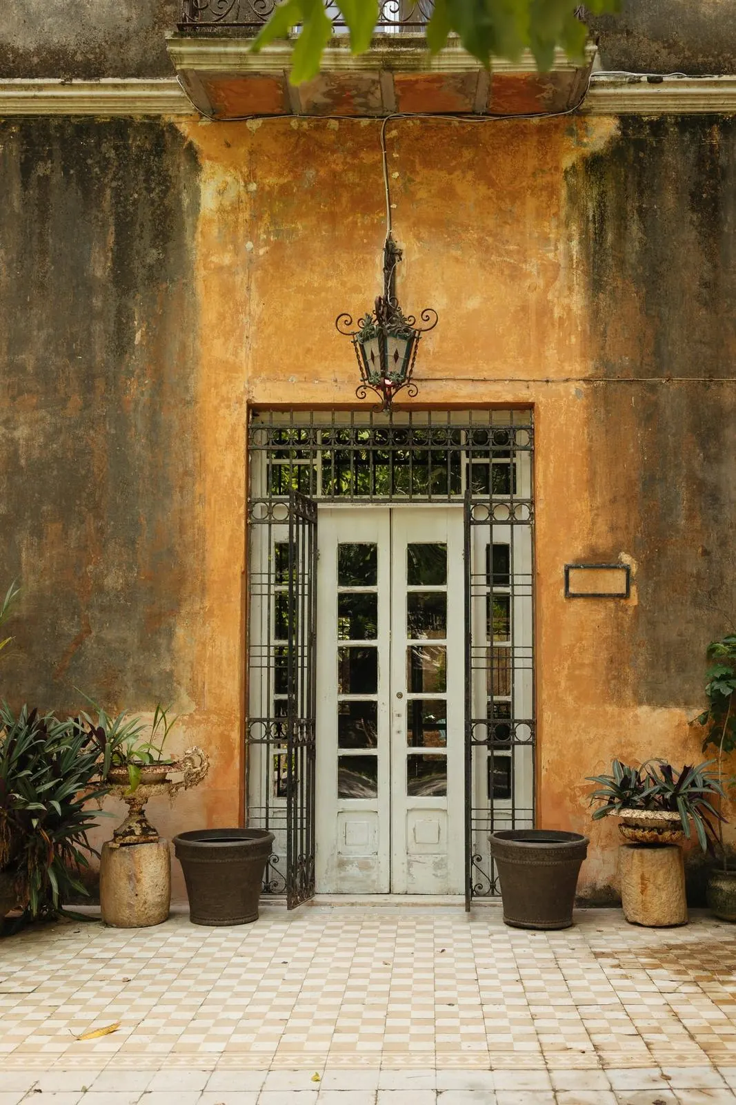 La puerta principal con el farol