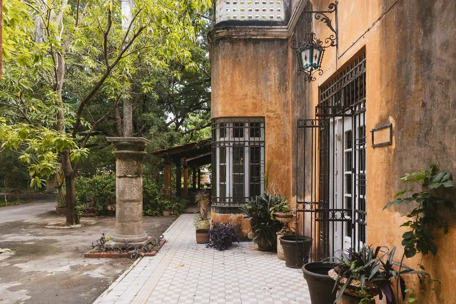 La terraza a lo largo de la casa