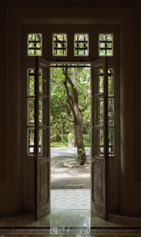 Puerta abierta de la casa hacia el jardín