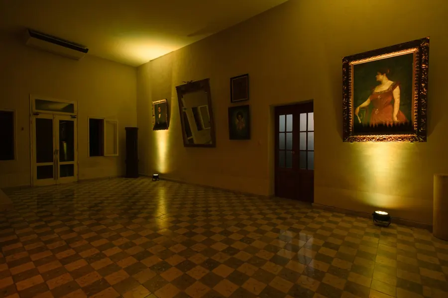 El salón secundario de noche