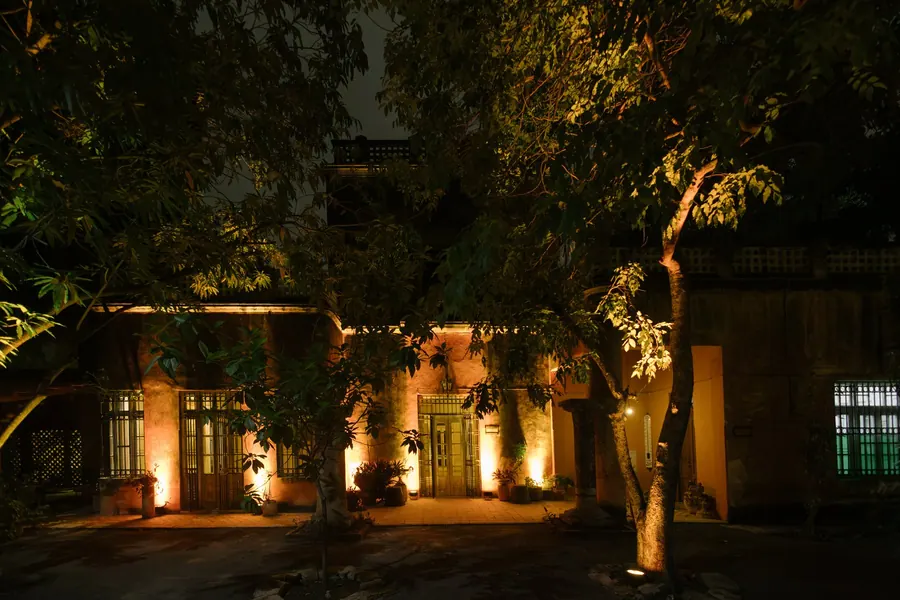 La casa entre los árboles de noche
