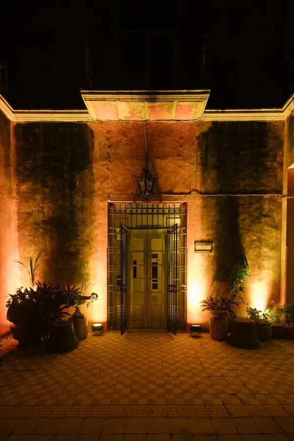 La puerta principal de noche