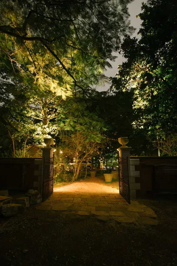La reja de la entrada de noche
